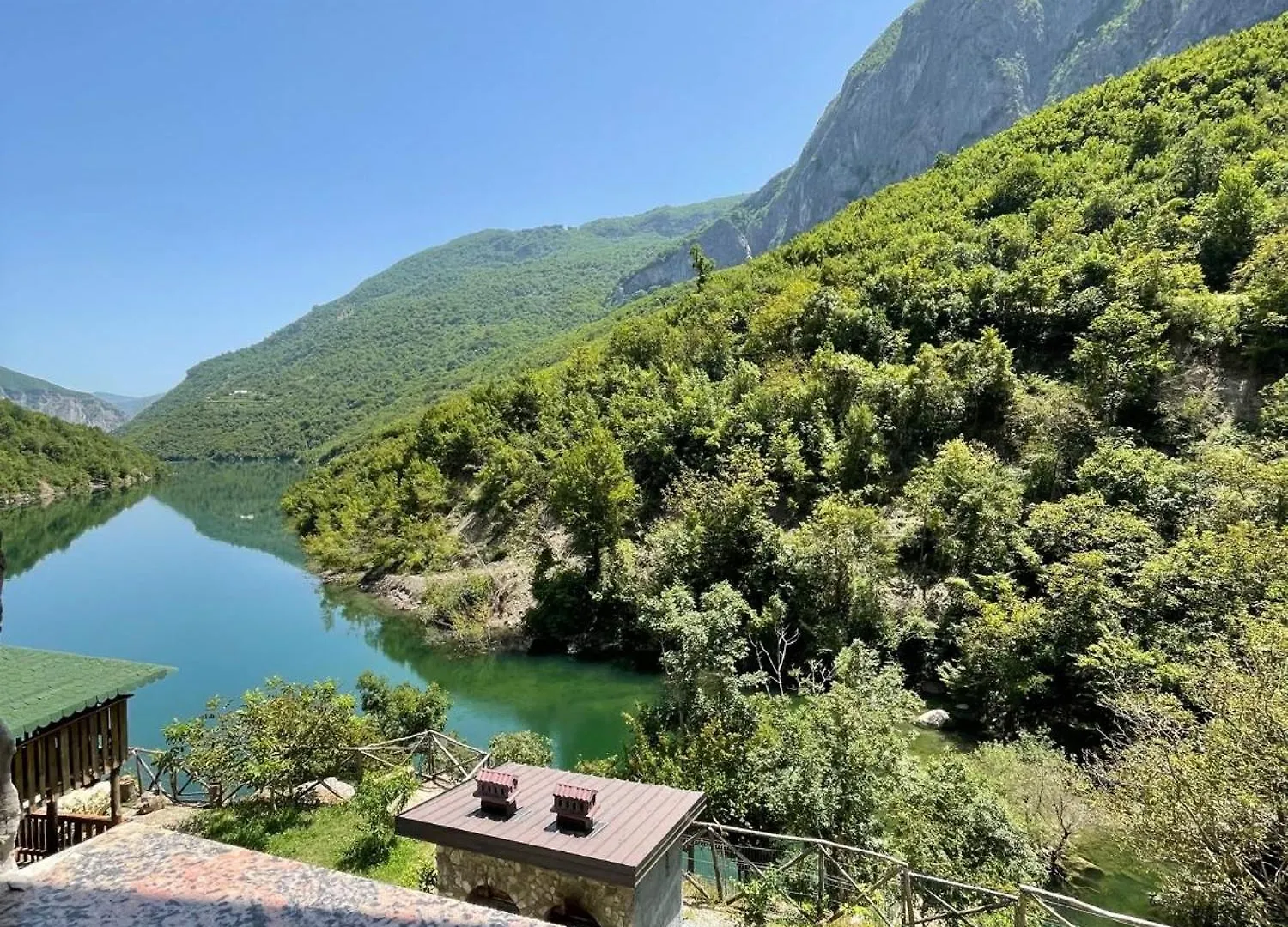 Guest House Aprripe Guri Fierza Albania